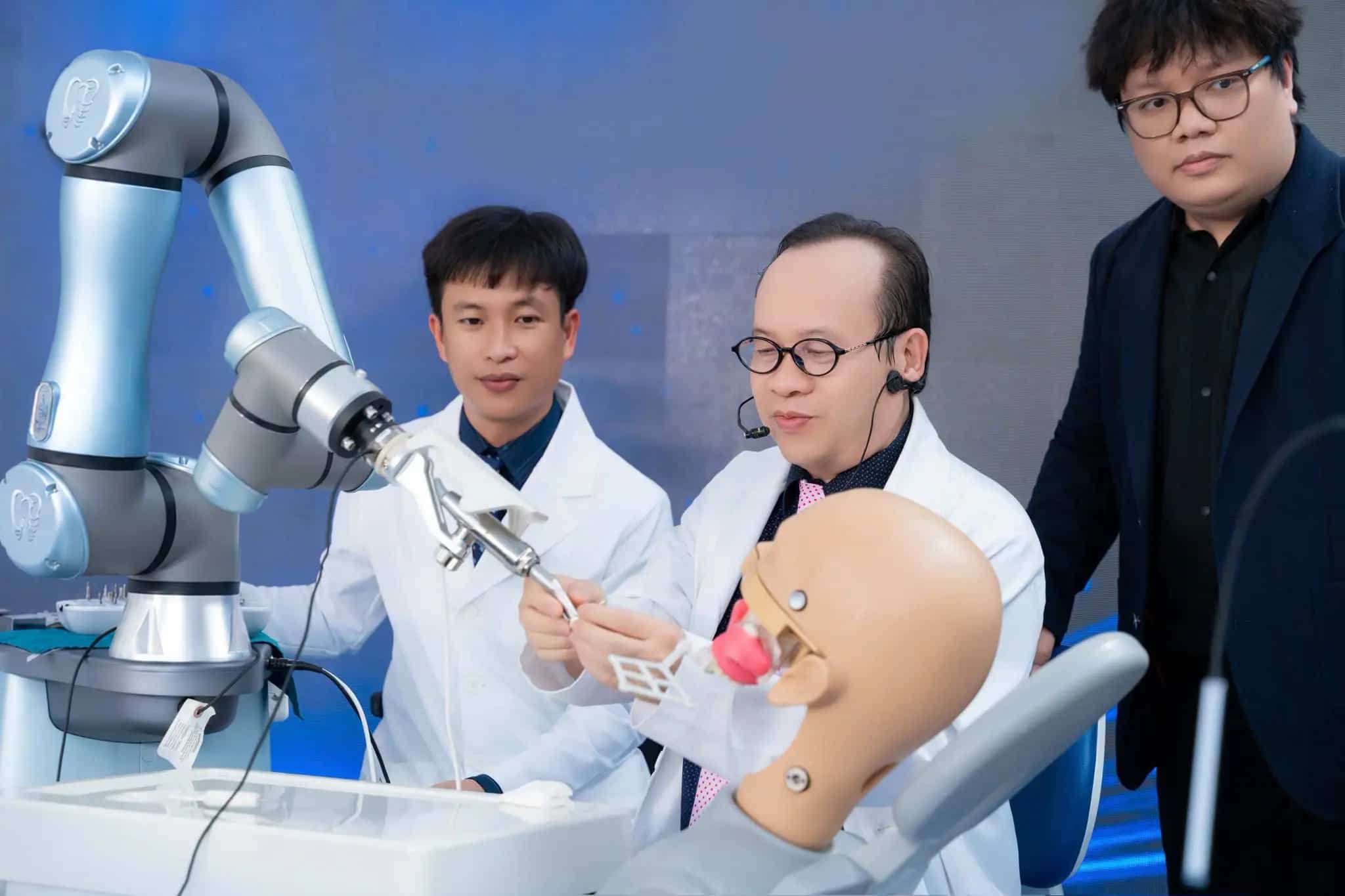 TS.BS Võ Văn Nhân cùng ekip trình diễn quy trình cấy ghép Implant bằng Robot và phục hình răng tức thì trên mẫu hàm, hoàn tất chỉ trong một giờ ngay tại sự kiện